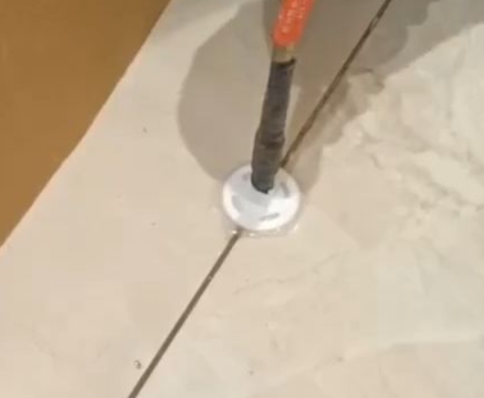 济源瓷砖空鼓维修公司专业解答瓷砖在铺贴过程中，如果没有涂抹均匀到位的粘结材料（如水泥砂浆或瓷砖胶），可能会导致以下问题